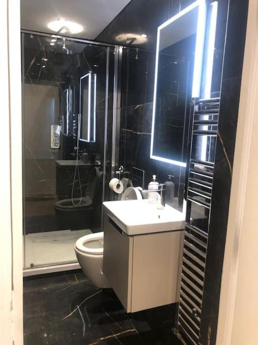 Stylish 2-Bedroom Getaway In The Heart Of Chelsea Лондон Екстер'єр фото