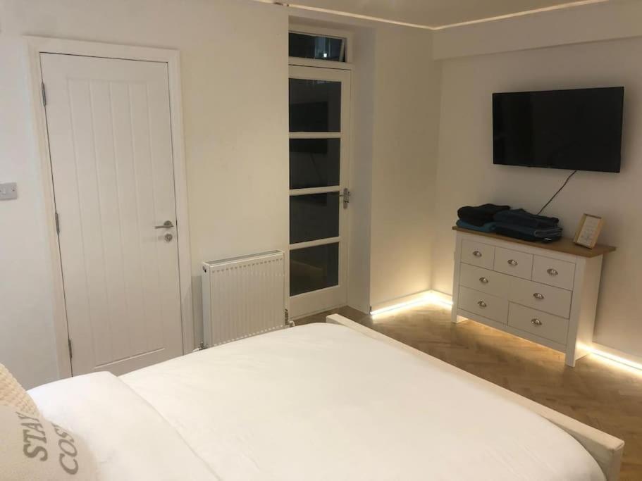 Stylish 2-Bedroom Getaway In The Heart Of Chelsea Лондон Екстер'єр фото