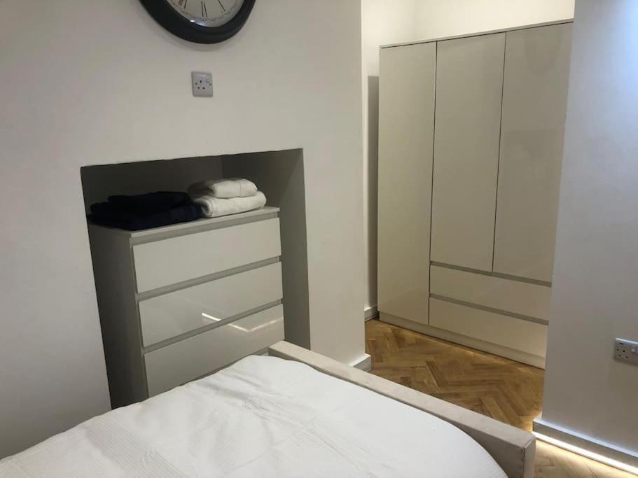Stylish 2-Bedroom Getaway In The Heart Of Chelsea Лондон Екстер'єр фото